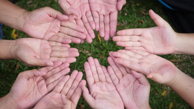 Hand-geben-ein-rotes-Herz,-viele-Hände-der-Menschen