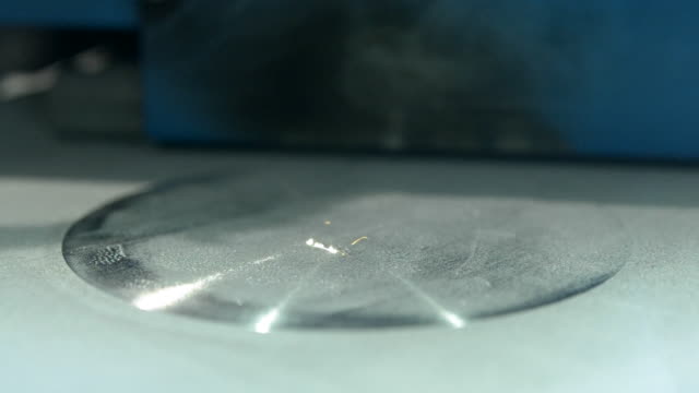 Metall-wird-unter-der-Wirkung-des-Lasers-in-gewünschte-Form-gesintert.