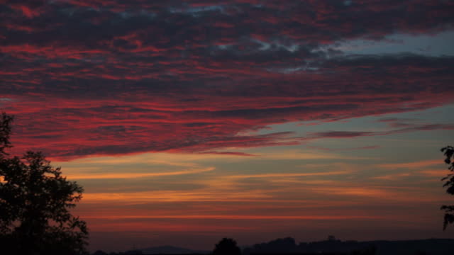 Zeitraffer-von-einem-roten-Sonnenuntergang-Himmel-zu-Nacht