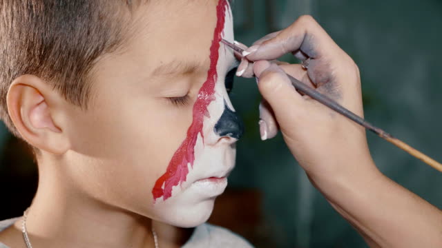 Make-up-artist-conforma-al-niño-hacen-de-halloween.-Arte-de-cara-de-Halloween-infantil.