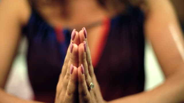 Frau-im-klassischen-Namaste-Hände-Position,-Yoga-Mudra-für-Dankbarkeit-und-meditation