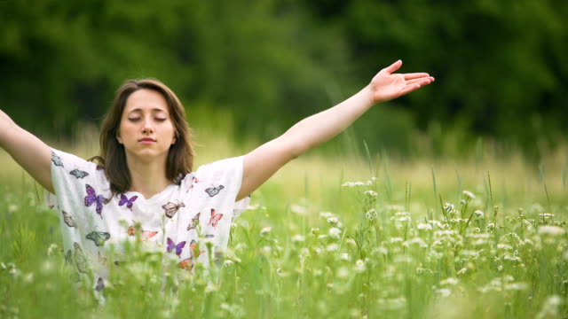 Namaste-Zeichen-nach-der-tiefen-Meditation,-junge-Frau-sitzt-mit-geschlossenen-Augen-Einheit