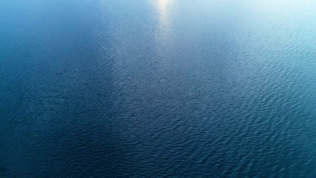Der-Flug-über-dem-malerischen-Meer-auf-dem-Cloud-Stream-Hintergrund