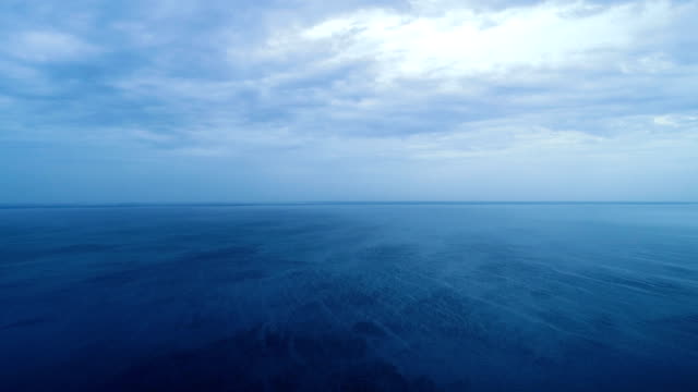 Der-Flug-über-dem-malerischen-Ozean-auf-den-Cloud-Stream-Hintergrund