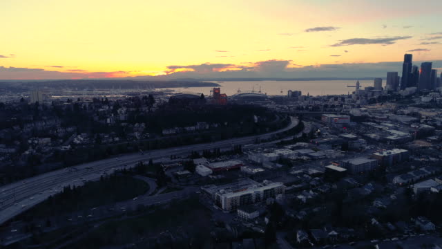 Oro-antena-puesta-de-sol-sobre-el-horizonte-de-la-ciudad-frente-al-mar
