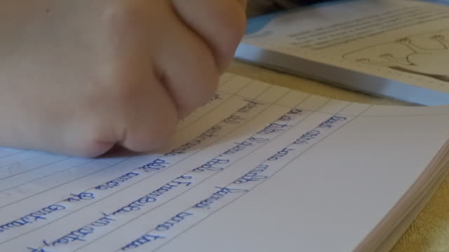 Hände-des-Kindes-auf-das-Buch-zu-schreiben