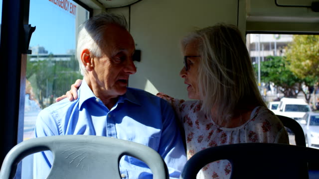 Älteres-Paar-miteinander-interagieren,-während-der-Fahrt-im-Bus-4k