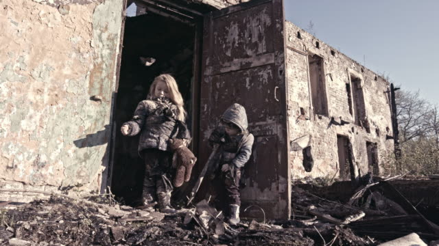 Niños-sin-hogar-hambre-cerca-de-las-ruinas.-Refugiados