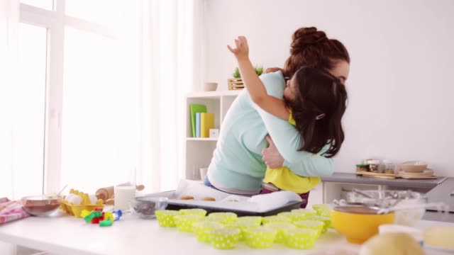 Mutter-und-Tochter-zu-kochen-und-zu-Hause-umarmt