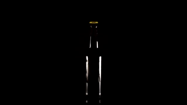 Bierflasche-geschlossen-dreht-auf-schwarzem-Hintergrund