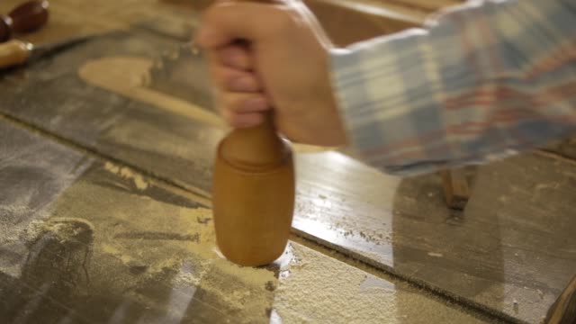 Männliche-Hand-Holding-Holzhammer
