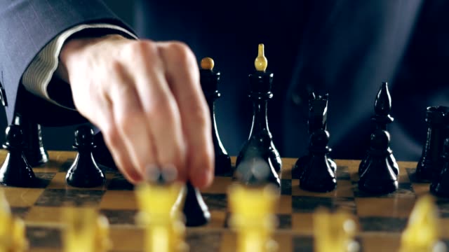 hombre-en-un-traje-jugando-al-ajedrez
