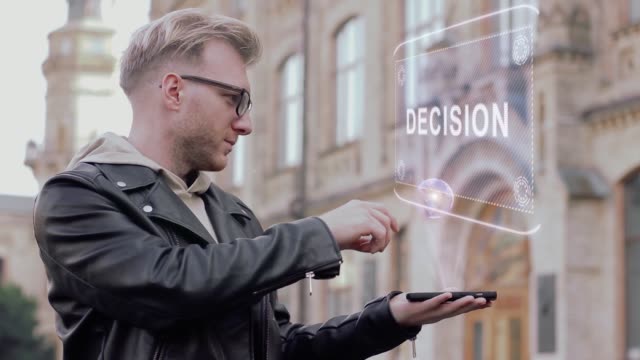 Kluger-junger-Mann-mit-Brille-zeigt-eine-konzeptionelle-Hologramm-Entscheidung