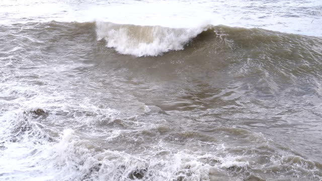 Sturm-auf-dem-Meer.-Riesige-Wellen-sind-abstürzt-und-Spritzen-am-Ufer.-Slow-Motion