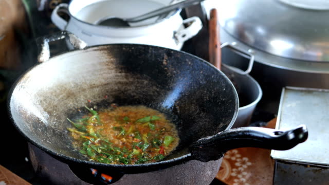 Zeitlupe:-Koch-macht-asiatisch,-Thai-Essen,-rühren,-Basilikum,-Schweinefleisch-mit-Chili-Pfeffer