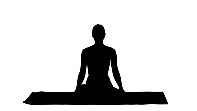 Silueta-deportiva-atractiva-mujer-practicar-yoga,-estar-en-ejercicio-de-la-loto,-Siddhasana-presentan-respiración