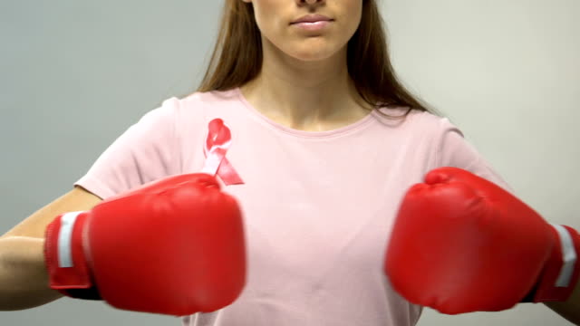 Mädchen-mit-Boxhandschuhen-und-Red-Ribbon,-Konzept-des-Kampfes-mit-der-HIV-Epidemie