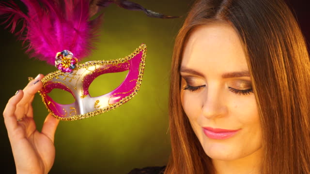 Frau-Gesicht-mit-Karnevalsmaske-4K