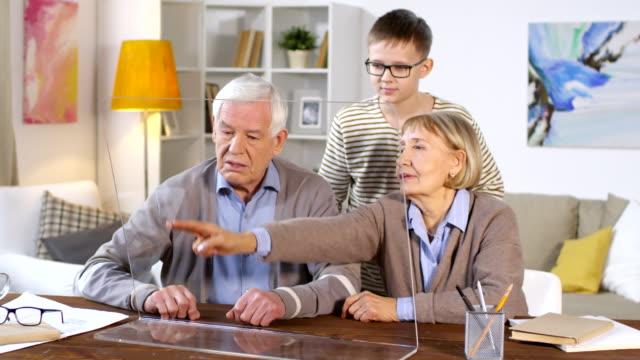 Senioren-und-Enkel-nutzen-AR-Display-gemeinsam