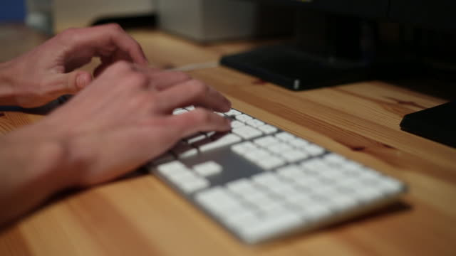 Junge-Junge-Close-up-Tippen-auf-Tastatur,-Computer-spanische-Tastatur