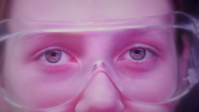 Retrato-de-una-joven-investigadora-con-gafas-de-seguridad.