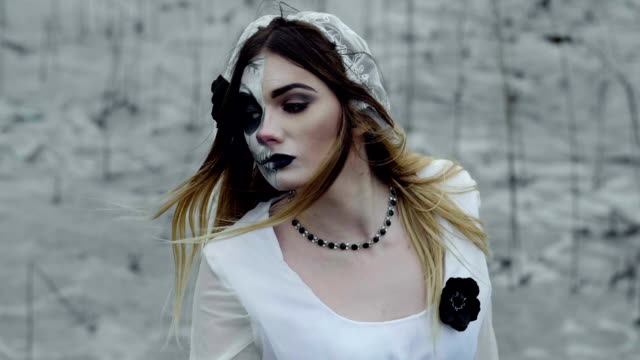 Eine-Frau-mit-Make-up-von-toten-Braut-für-Halloween-in-Hochzeitskleid.-zeitlupe.-Hd