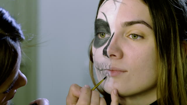 Make-up-Künstler-macht-blonde-Frau-als-tote-Braut-für-Halloween-Party.-4K