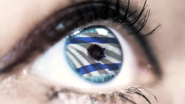mujer-ojo-azul-en-primer-plano-con-la-bandera-de-Israel-en-el-iris-con-el-movimiento-del-viento.-concepto-de-vídeo