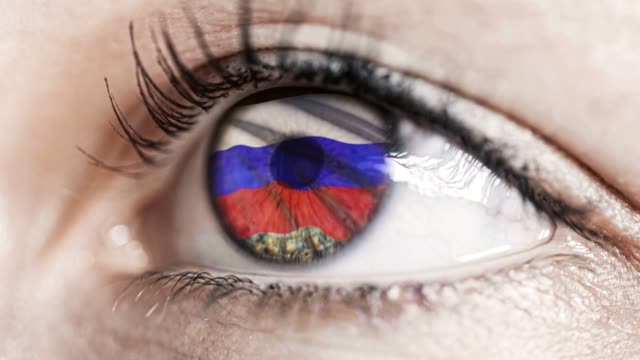 Frau-grünes-Auge-in-Nahaufnahme-mit-der-Flagge-von-Russland-in-Iris-mit-Windbewegung.-Videokonzept