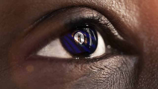 Mujer-ojo-negro-en-primer-plano-con-la-bandera-del-estado-de-Kentucky-en-iris,-estados-unidos-de-América-con-movimiento-de-viento.-concepto-de-vídeo