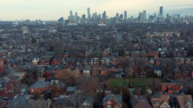 Luftaufnahme-eines-West-End-Toronto-Neighborhood-im-Spätherbst.