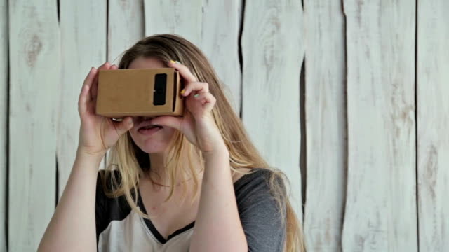 Junge-Frau-mit-langen-Haaren,-die-mit-Virtual-Reality-Brille