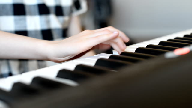 Kleines-Mädchen,-die-Klavier-spielen-zu-lernen.