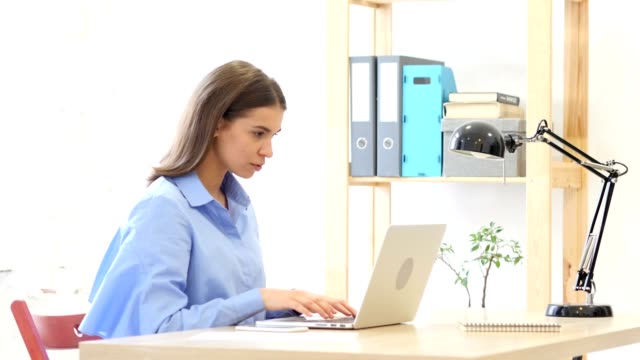 Mujer-enojada-frustrada-trabajando-en-ordenador-portátil,-un-montón-de-problemas