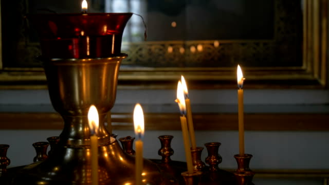 Brennende-Kerzen-vor-dem-Altar-in-der-Kirche.-Gemeindemitglied-der-Kirche-zu-beten.