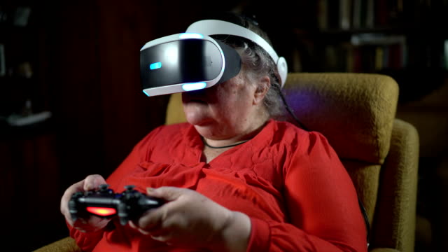 Ältere-Frau-vor-TV-Bildschirm-verwendet,-VR-Kopfhörer-und-wireless-gaming-controller