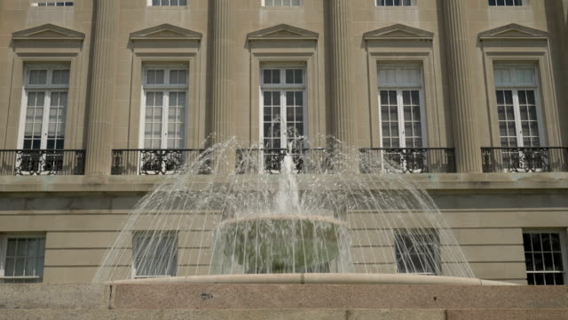 Slow-Motion-Establishing-Shot-of-Fountain-at-Wilmington-Courthouse