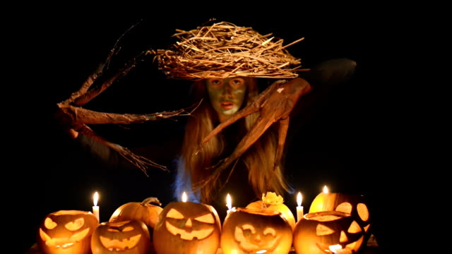 Halloween-Kostüm-Frau,-Baum-Mädchen-mit-Kürbissen