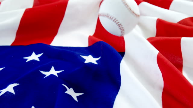Baseball-auf-eine-amerikanische-Flagge-fallen