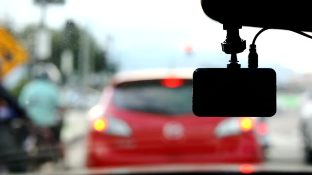 Video-Kamera-Recorder-in-treibende-Autoverkehr-jam-auf-städtische-Straße