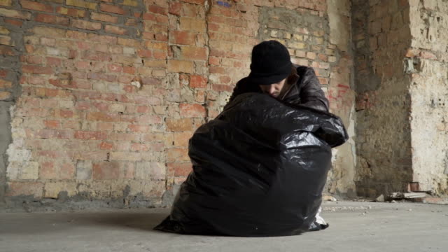 Obdachloser-in-den-Müllsack-Telefon-gefunden