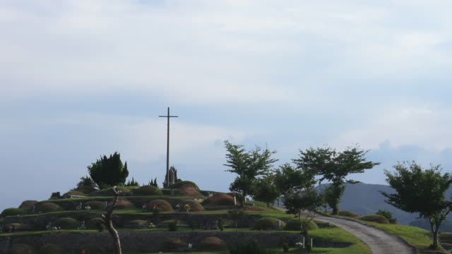 La-Cruz-y-la-estatua-de-la-Virgen-María-en-el-cementerio-en-asia
