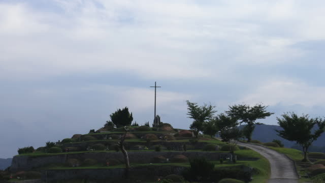 La-Cruz-y-la-estatua-de-la-Virgen-María-en-el-cementerio-en-asia