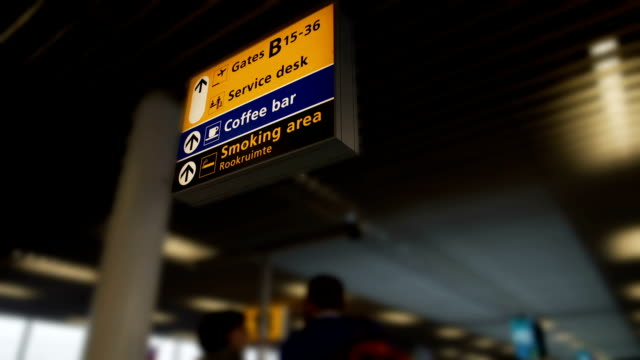 Anzeigetafel-zeigt-Richtung,-Services-für-Passagiere-am-Flughafen-terminal