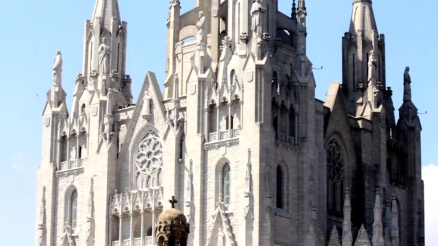 Histórico-edificio-Catedral-sagrado-corazón-en-la-ciudad-de-Barcelona-en-España