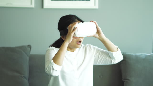 Asiatische-Frau-mit-virtual-Reality-Kopfhörer