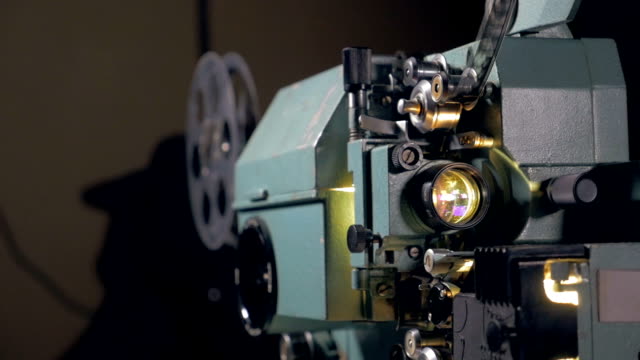 Alte-mechanische-Film-Projektor-arbeiten