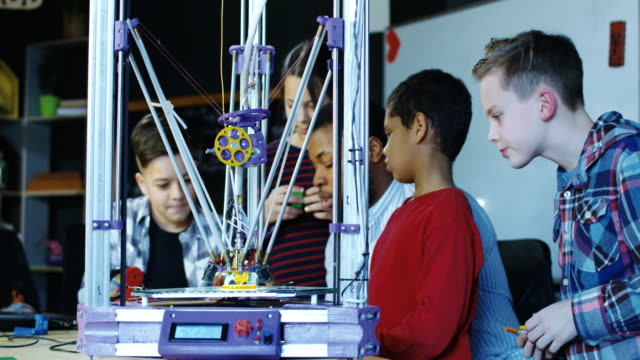 Lehrer-mit-Kindern-erkunden-3D-Druck