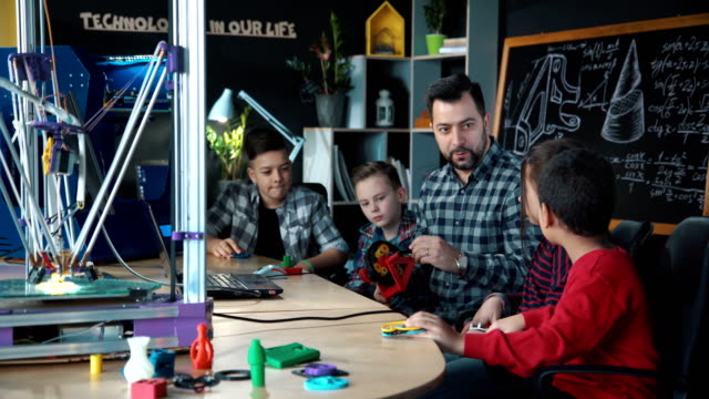 Teacher-with-kids-exploring-3d-printing