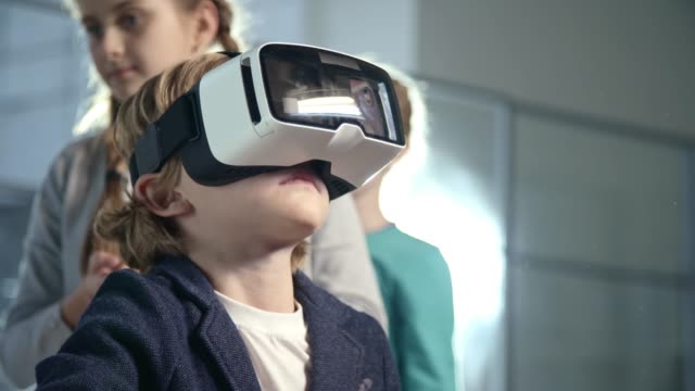 Niños-tratando-de-realidad-Virtual